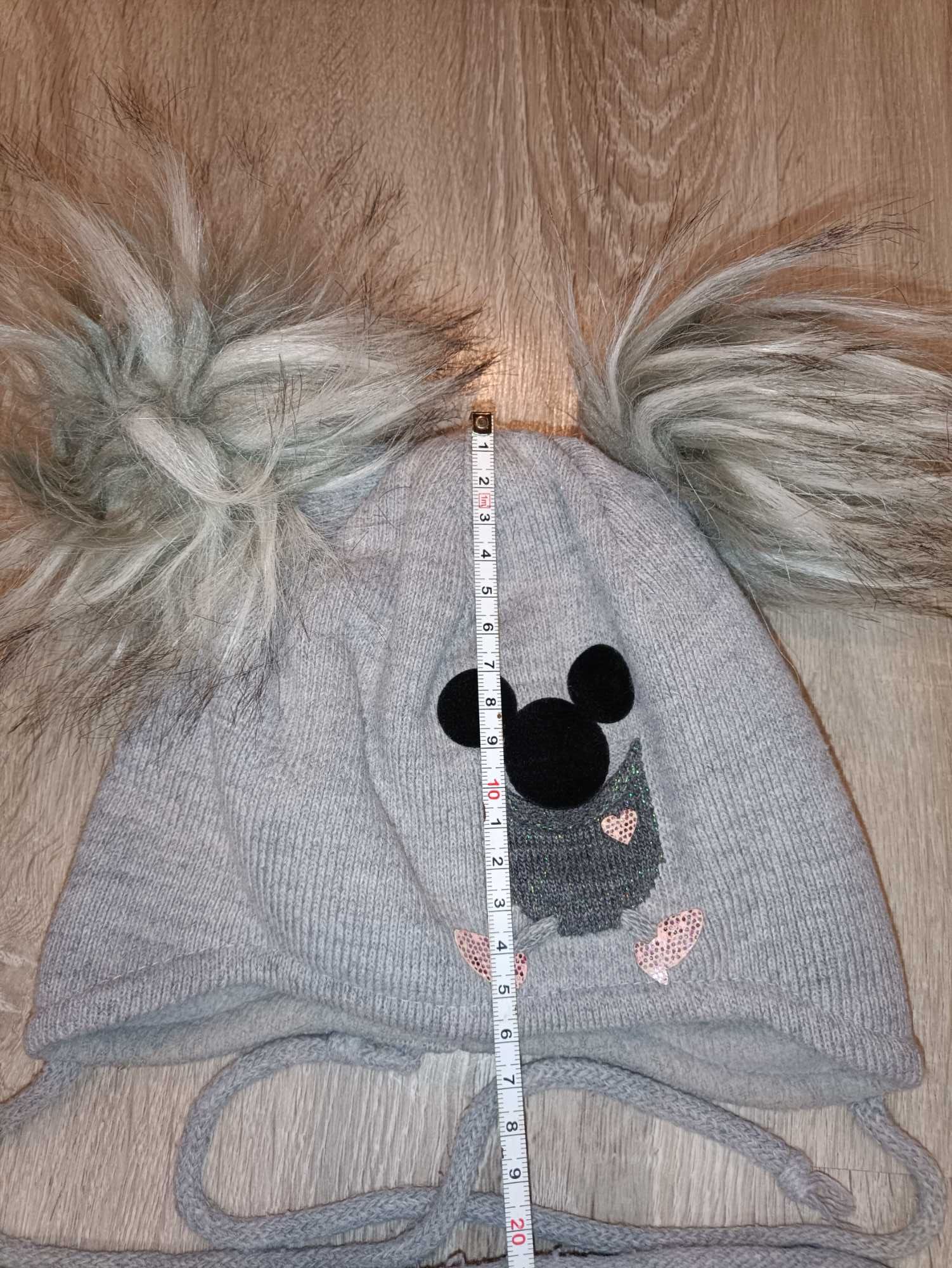 Czapka z pomponami i komin