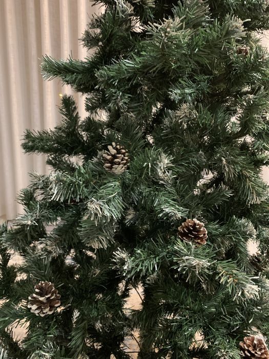 Árvore de Natal com pinhas e apontamentos de neve - 1,80m