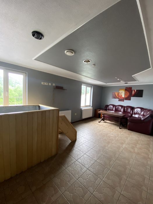 Комерційне приміщення 740 м2 з власною землею