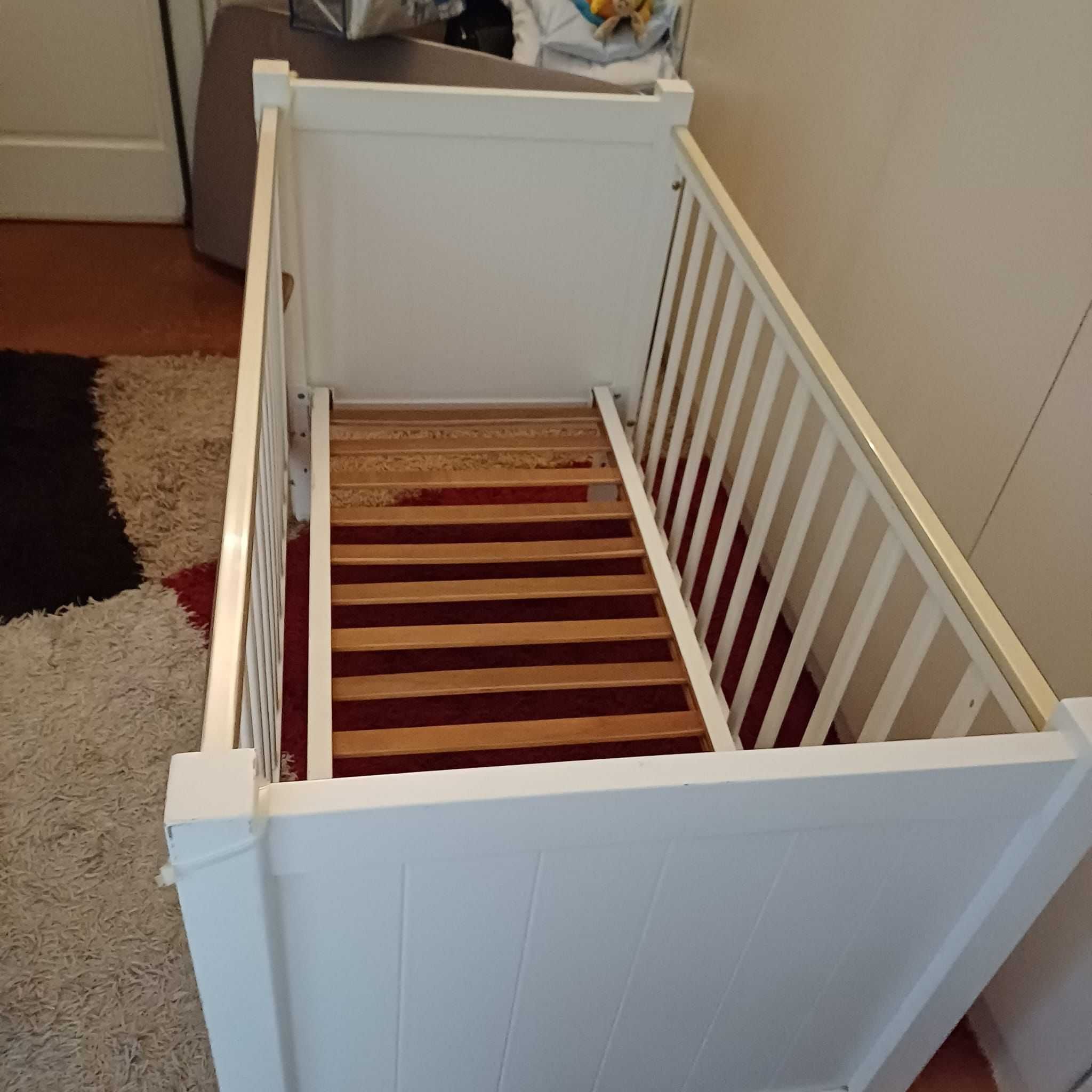 Cama para bebe usada em cor branca, carro de bebé e alcofa
