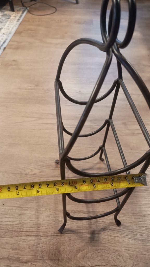 Stojak na wino metaloplastyka