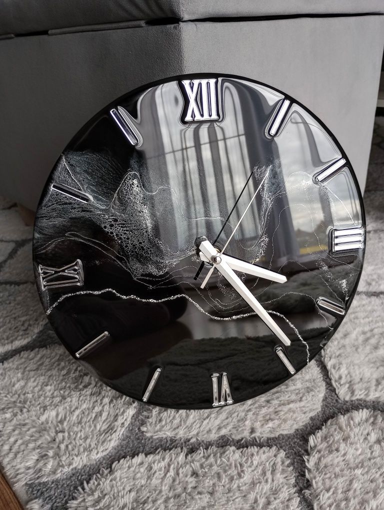 Zegar ścienny ręcznie wykonany z żywicy epoksydowej