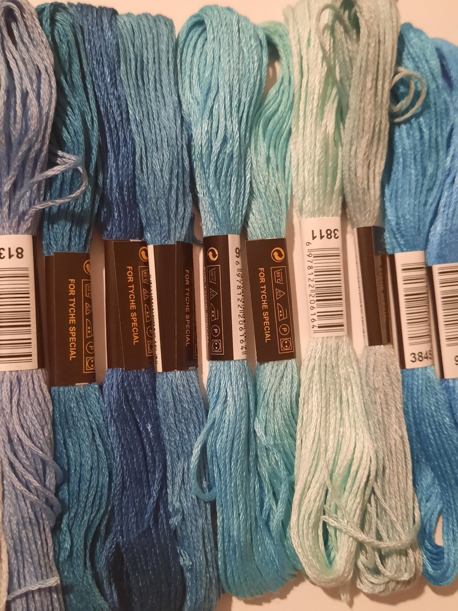 Conjunto D/ com 20 meadas de fio para bordado e costura.