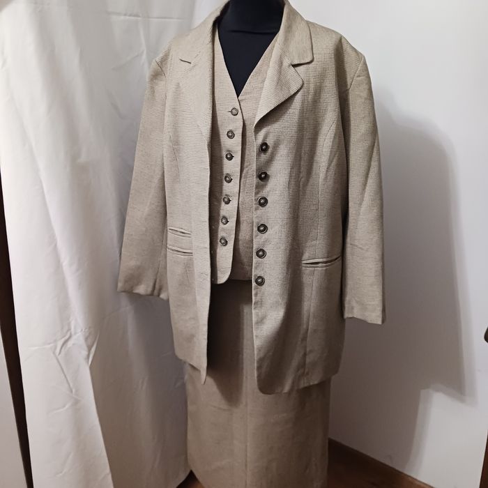 Garnitur damski że spodnicą i kamizelką