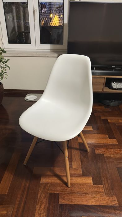 4 cadeiras design com algum uso