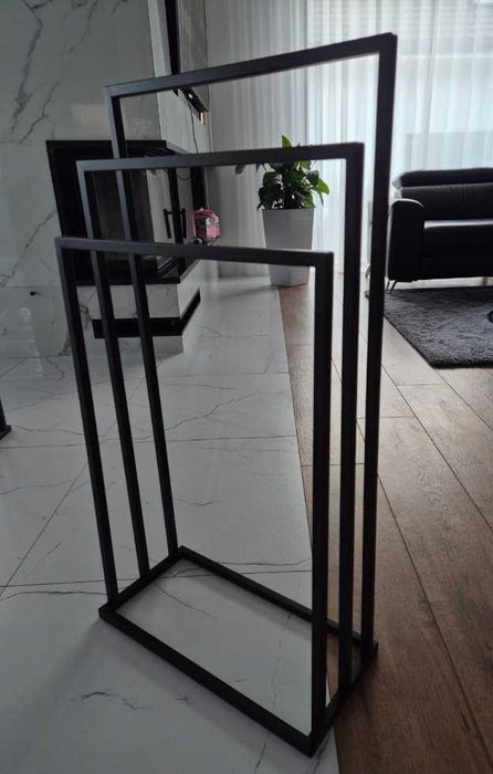 Wieszak na ręczniki wolnostojący czarny metal loft nowoczesny