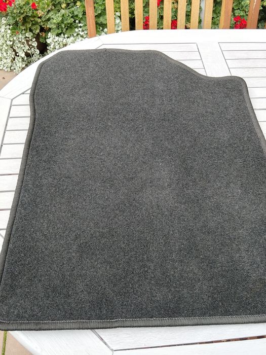 Sprzedam dywaniki samochodowe welurowe