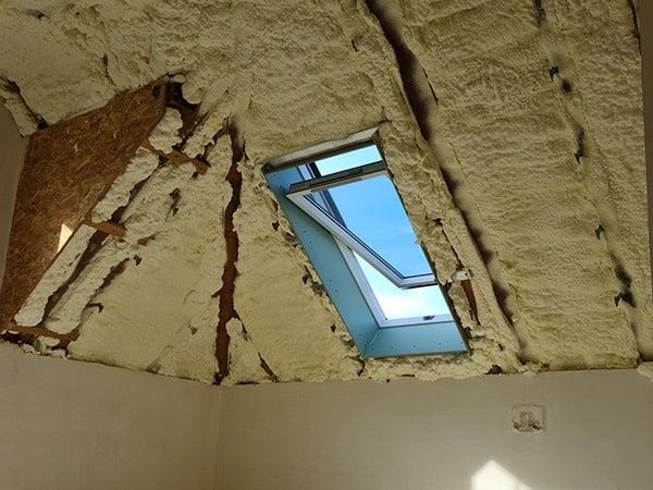 Ocieplanie piana PUR poddasza strop dach lepsze niż wełna mineralna