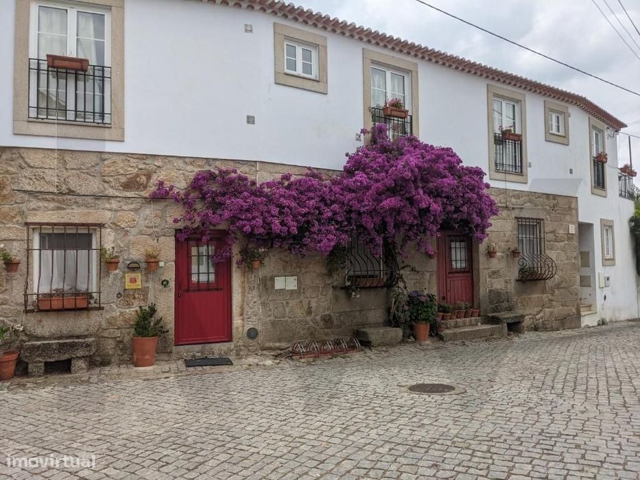 Edificio de habitação com 7 suítes, sala de refeições, sala de jogos,