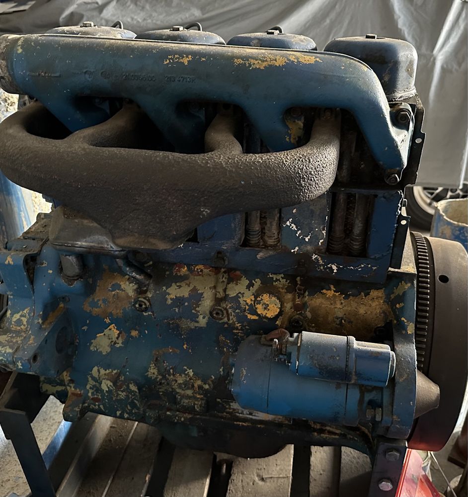 Motor DEUTZ de 4 cilindros - recomendo restauro.