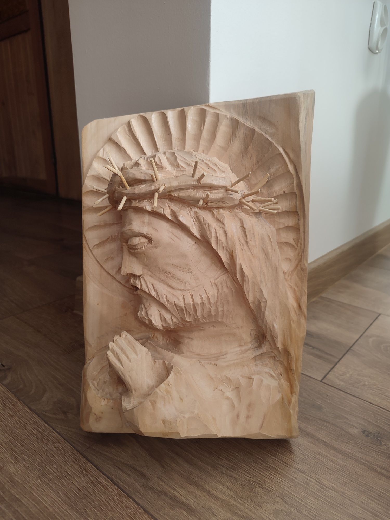 Rzeźba "Jezus w koronie" wykonane ręcznie