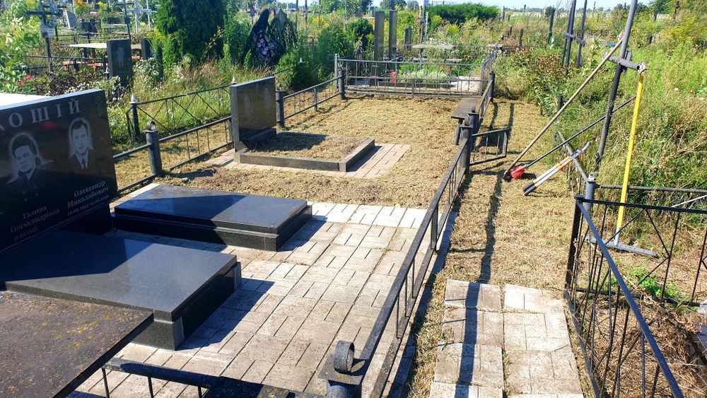 Догляд за похованнями. Прибірання, уборка могил, поховань