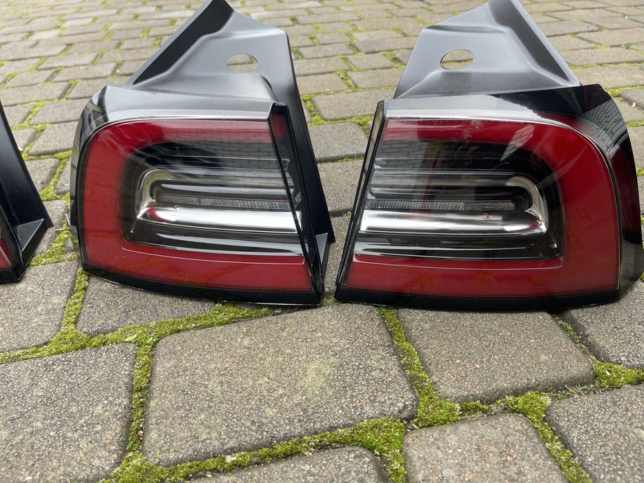 Стопи задні праві і ліві Tesla Model 3