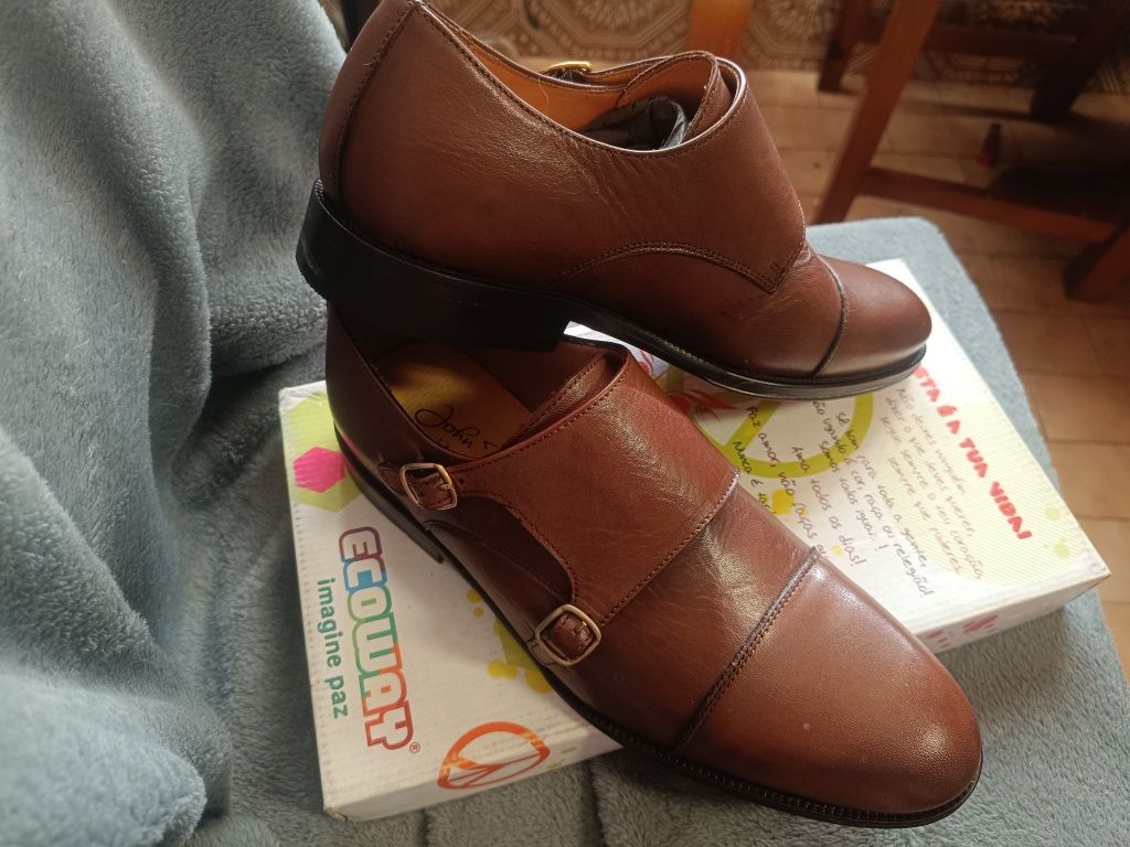 Sapatos de homem em pele , com sola em couro e cosida .
