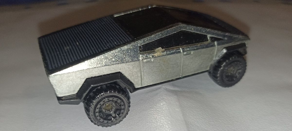 Model samochodu elektryczneg od hot wheels o Tesla cybertruck