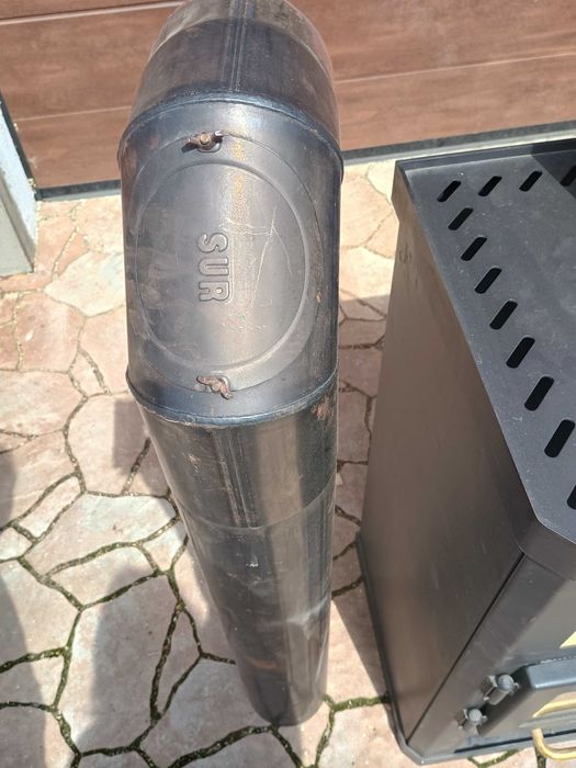 Kominek ze złotymi uchwytami.