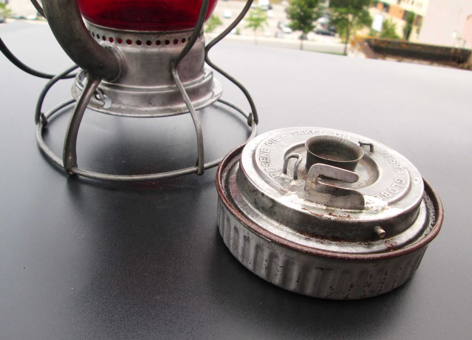 Antiga Lanterna a Petróleo com Vidro VERMELHO para uso NÁUTICO