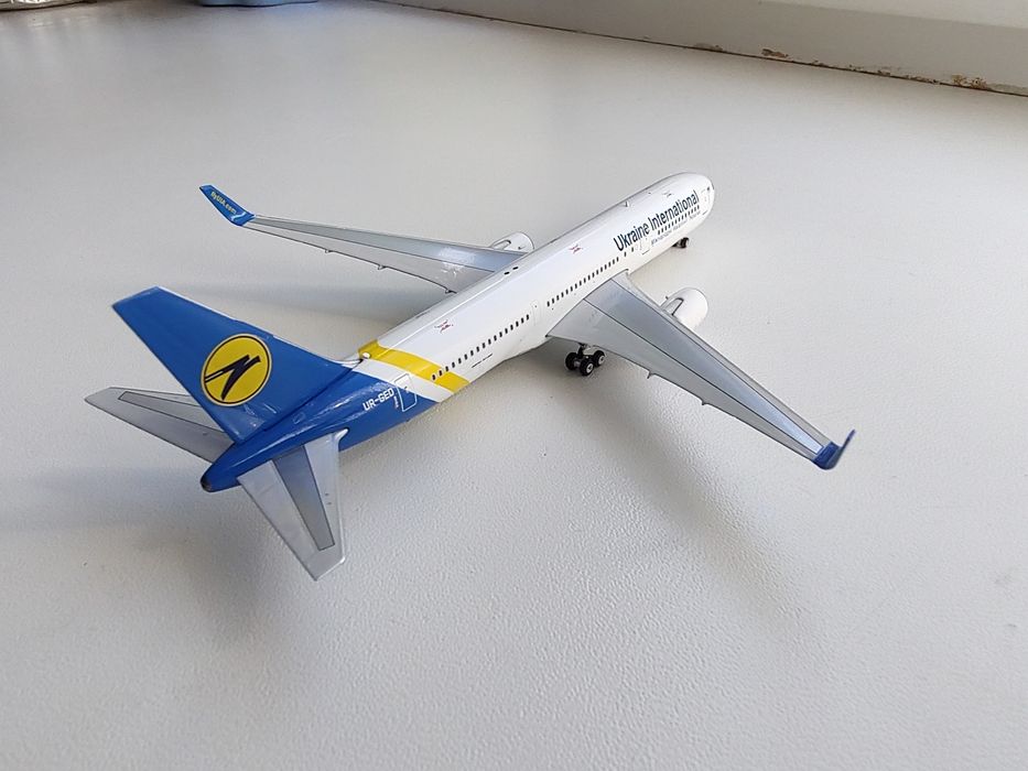 Модель літака, модель самолета Boeing 767-300ER, МАУ, Phoenix 1:400