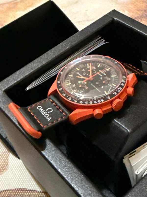Omega x Swatch Lava SO33O100 Ognisty Design 2024
