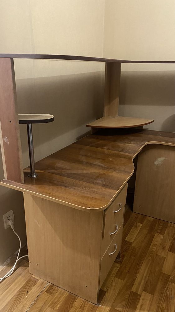 Стіл письмовий з місцем під компьютер чи ноутбук