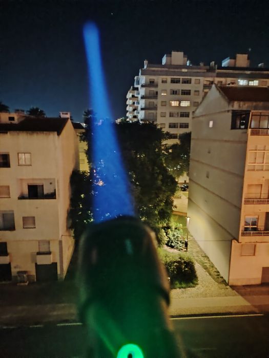 Lanterna tática altamente potente com tripé