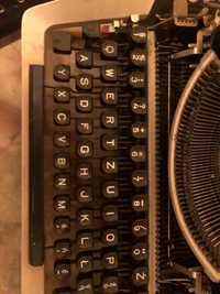Stara maszyna do pisania person łucznik