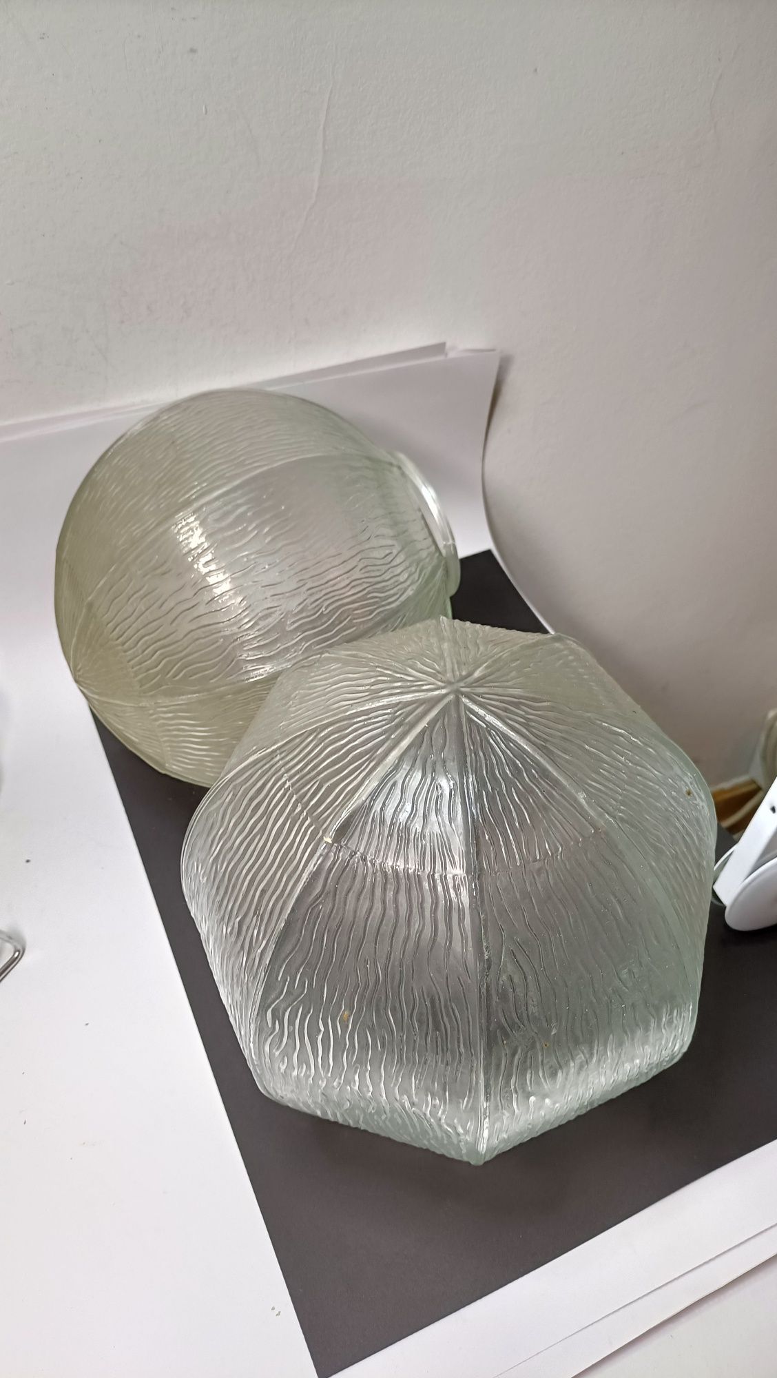 Dwa piękne nieużywane szklane klosze do lamp szkło PRL komplet