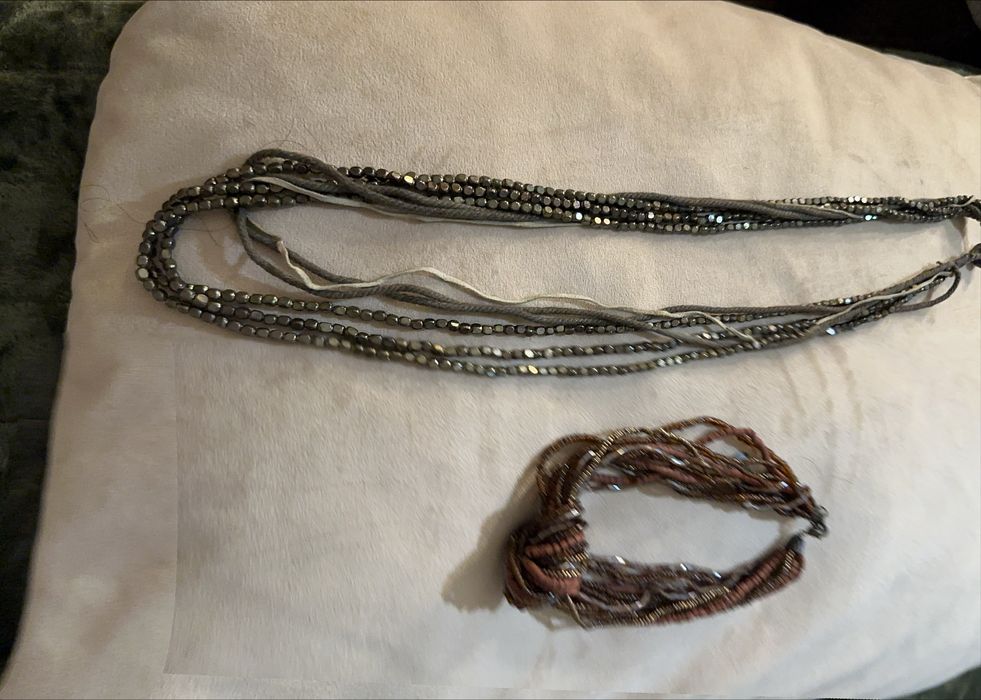 Conjunto de dois colares em tons castanho