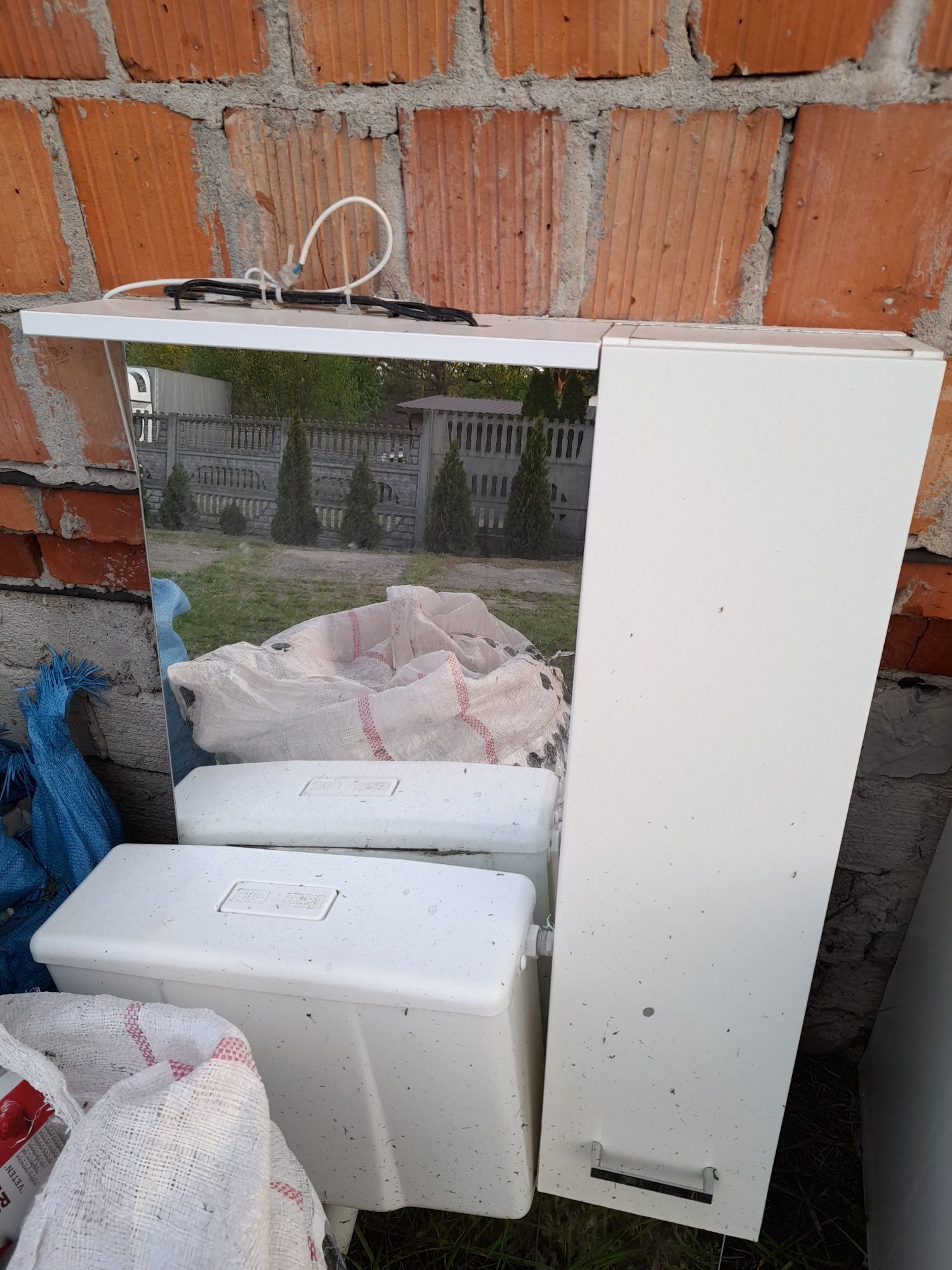 Lustro z szafką i oświetleniem