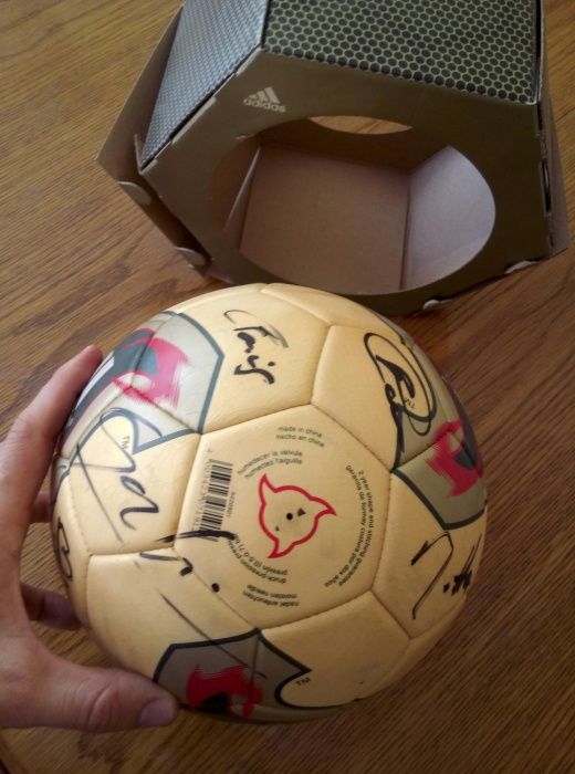 FC Barcelona piłka z autografami 2002 rok