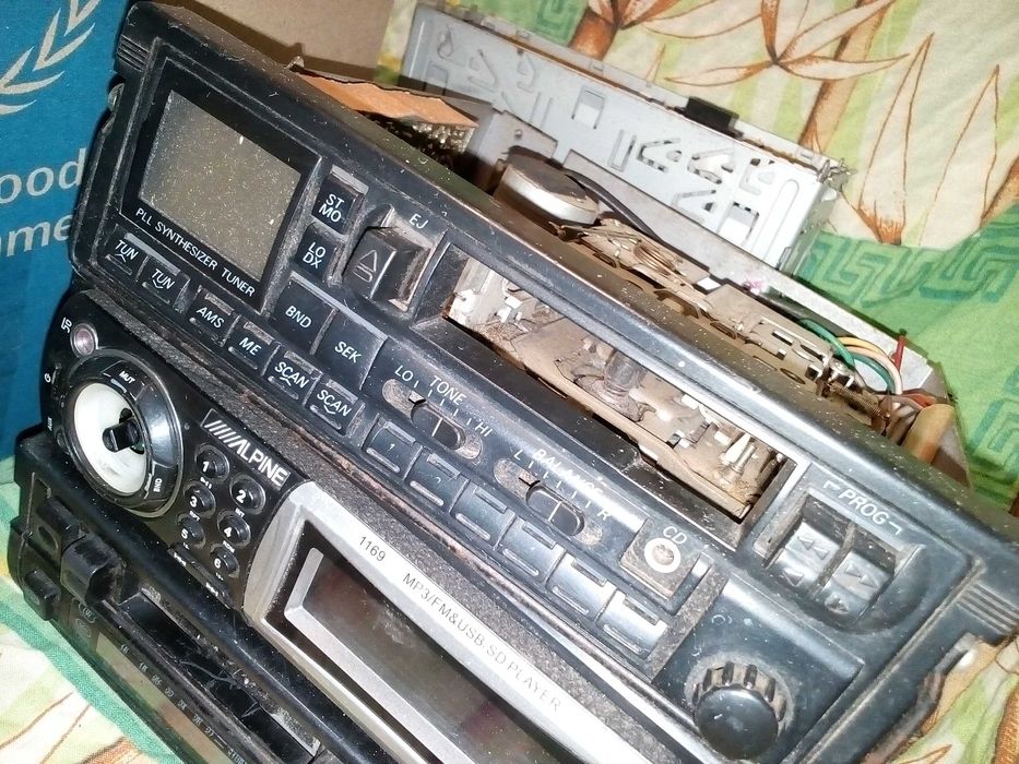 автомобильные магнитолы на запчасти 4 шт.
