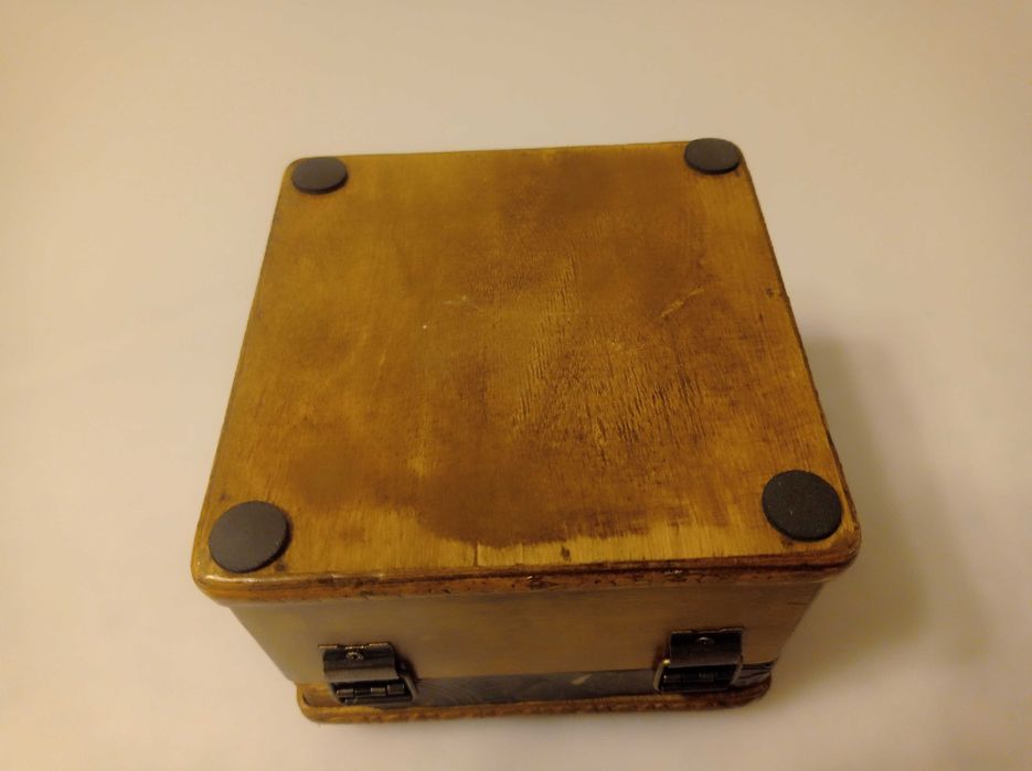 antyczne drewniane pudełko