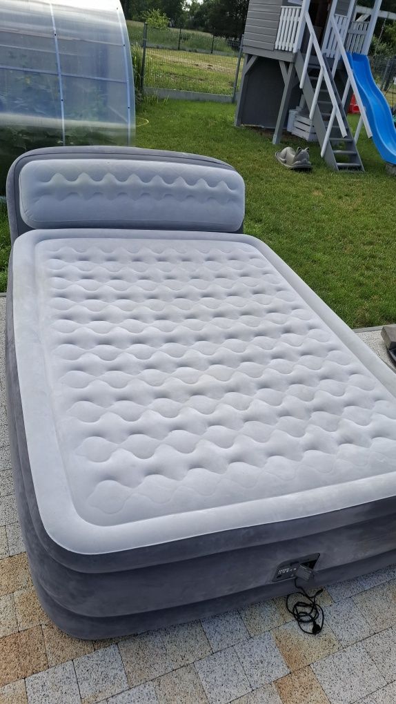 Materac intex z zagłówkiem bardzo duży. Pompka