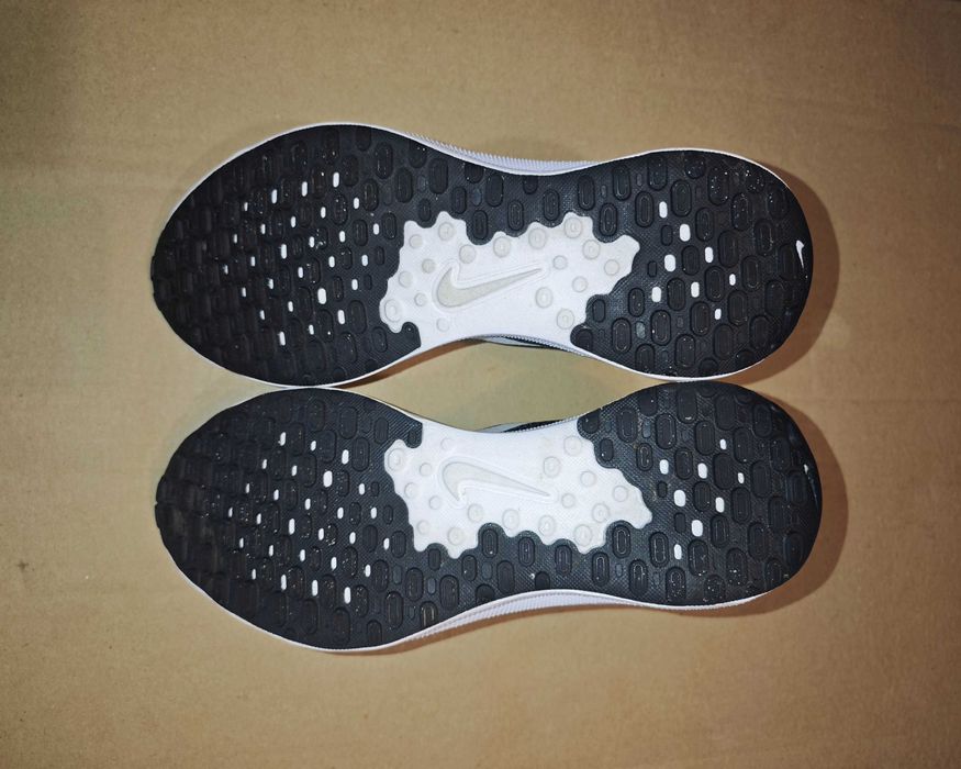 Оригінальні Кросівки Nike Revolution 7