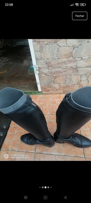 Botas de montar pretas da marca Chester.