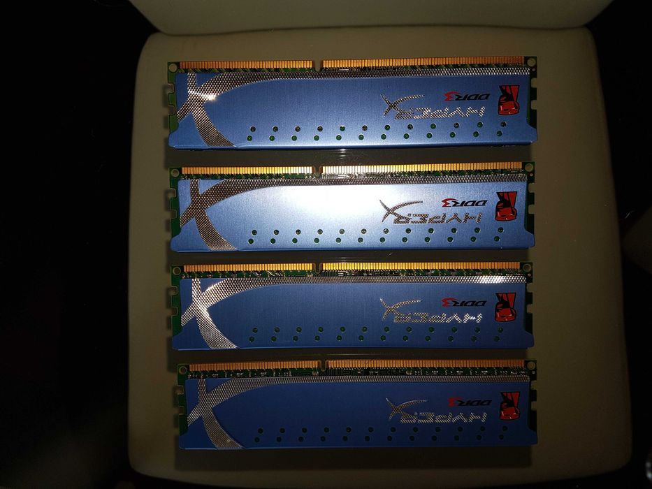 4x RAM Kingston HyperX Genesis KHX1600C9AD3K2/4G DDR3, radiatory alum.