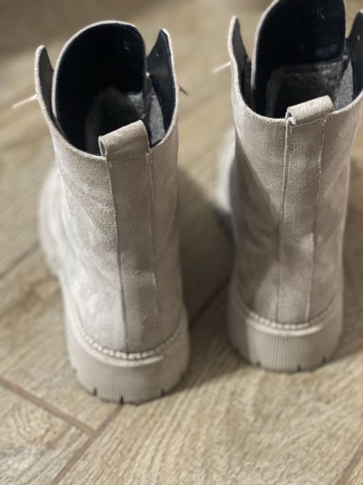 Продам замшеві зимові ботинки