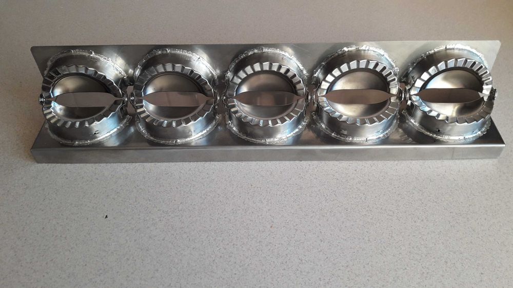 Pierogarka ręczna stalowa do zaciskania pierogów z farszem.