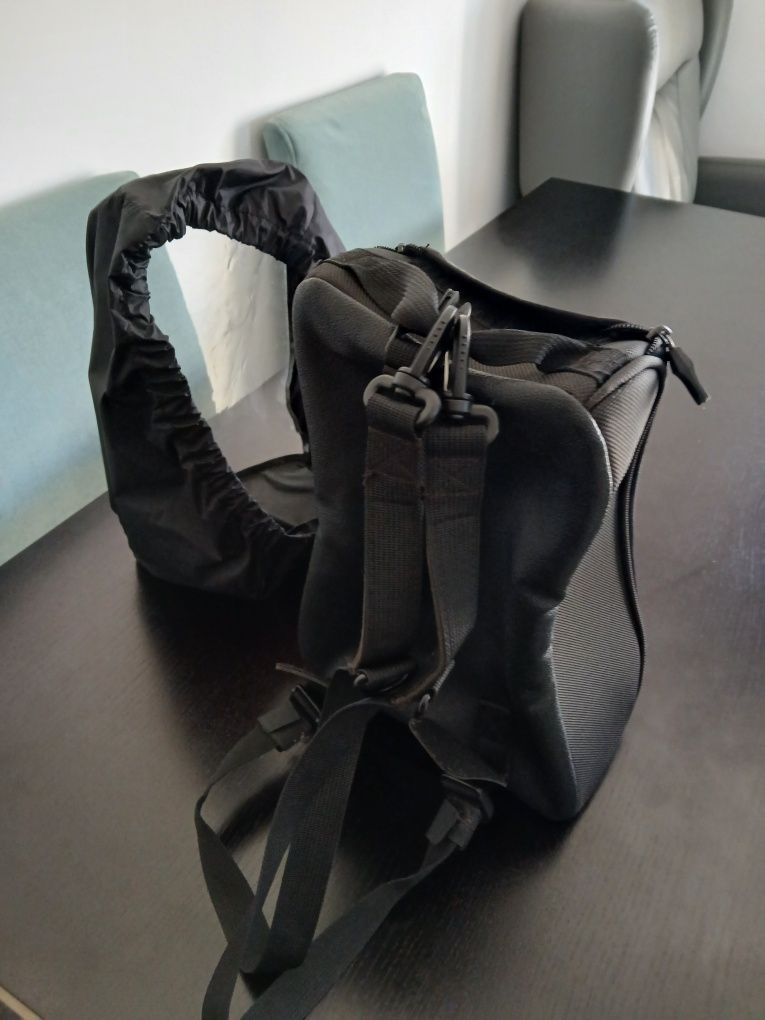 Mochila preta pequena