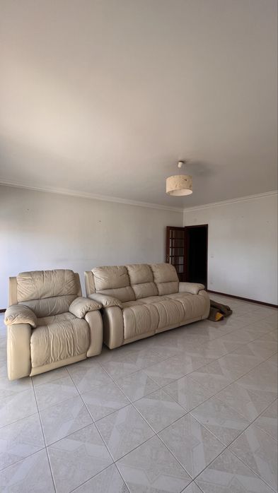 Sofá de 3 Lugares + Poltrona Chaise Longue — Reclináveis e em Pele