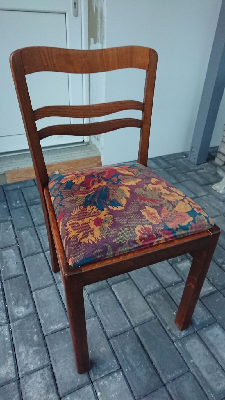 Zabytkowe krzesło dębowe w modnych kolorach w kwiatowych motywach