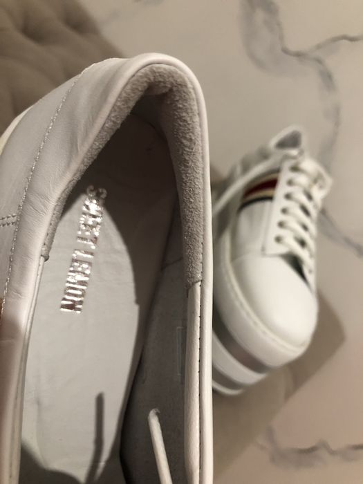Шкіряні нові кросівки з європи,легкі та зручні