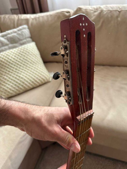 Продам шестиструнную акустическую гитару (нужен ремонт).