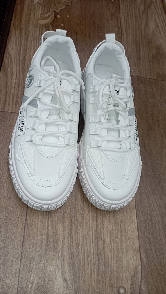 Нові жіночі кросівки білого кольору
