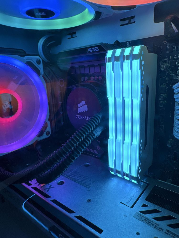 intel i5 10600 + MSI B460M mortar + 32 GB Corsair RGB + Corsair H60