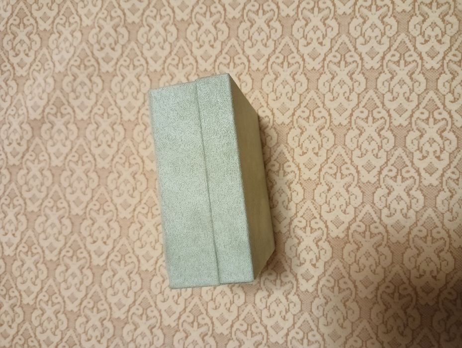 Упаковка Van Cleef с насечками под цепочку или серьги-гвоздики.