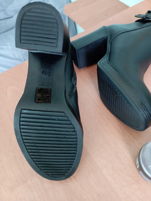 Стильні зручні шкіряні ботильони черевики