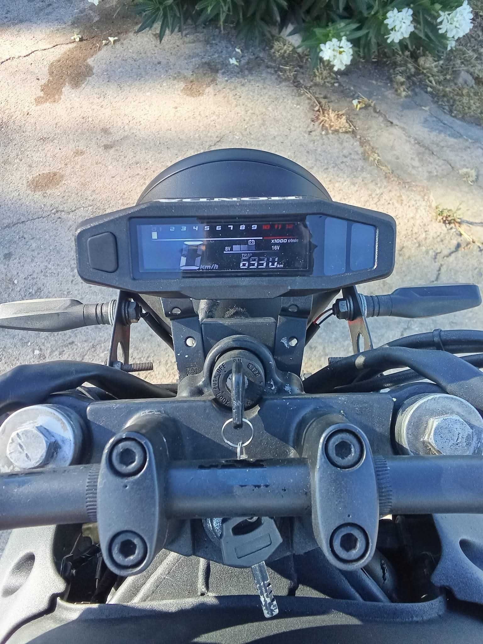 Vende se mota como nova