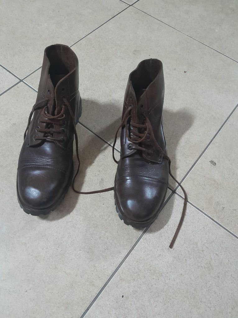Botas em pele em muito bom estado.