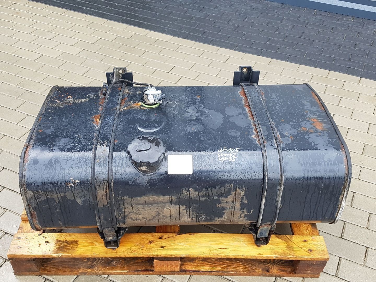 ZBIORNIK PALIWA Z ŁAPAMI MAN TGL , TGM 105X62X35CM